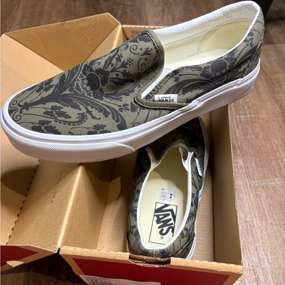 Vans Classic Slip-On in Grape Leaf Skull Design
